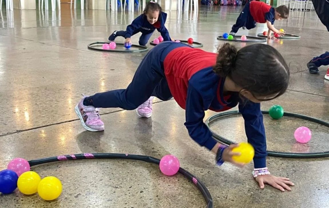 Estímulos sensoriais: como som, movimento e material concreto ajudam a criança a aprender